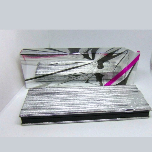 MAC Pretty Shinny Things Compact (Fair) - Picture 2 of 5